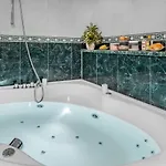 Big Modern Two - Bedroom With Sea View And Balcony - Apartman